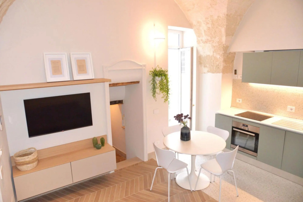 Apartment suitable for couples of friends or families, excellent location, luxurious, private atrium-Mariachiara by Dimore Garibaldi
