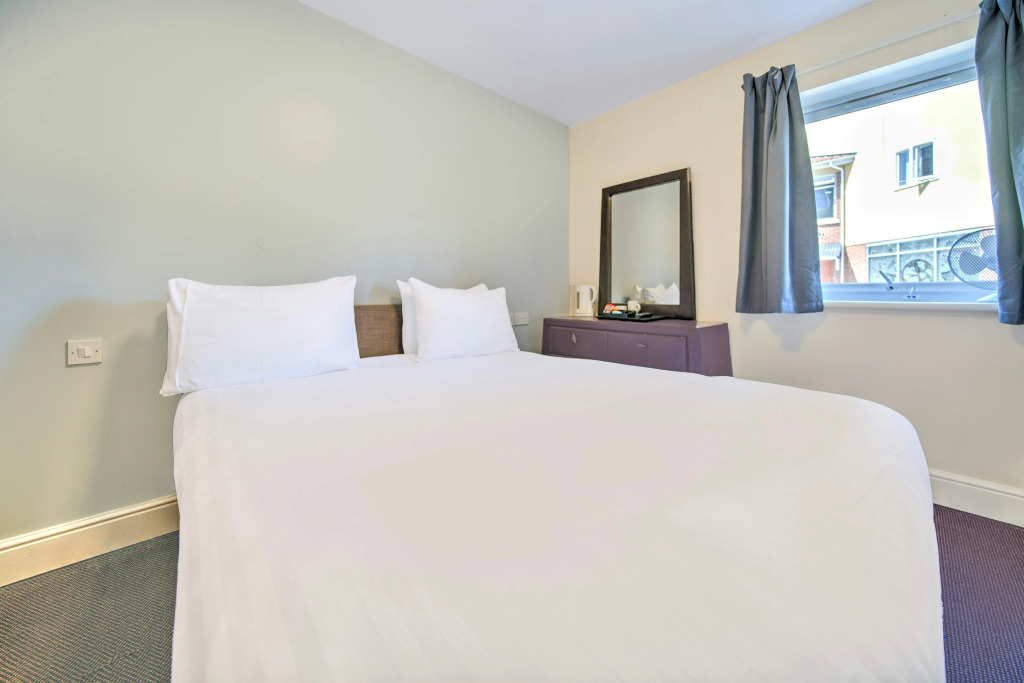 GO2 Gloucester Hotel by OYO