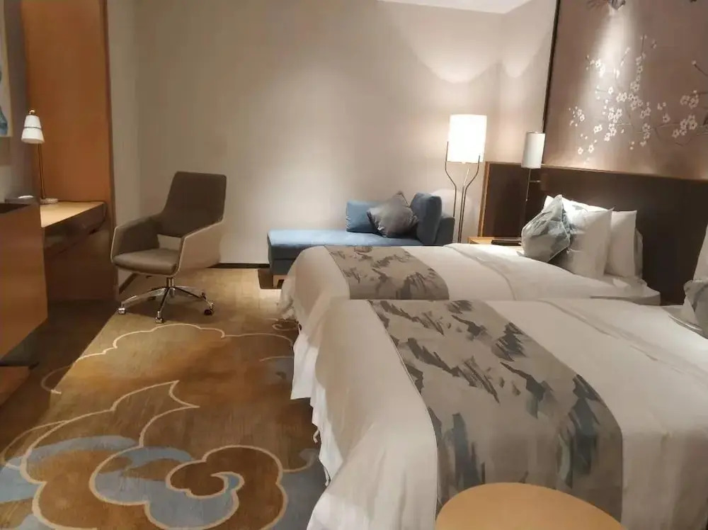 Serene Yuhua Hotel