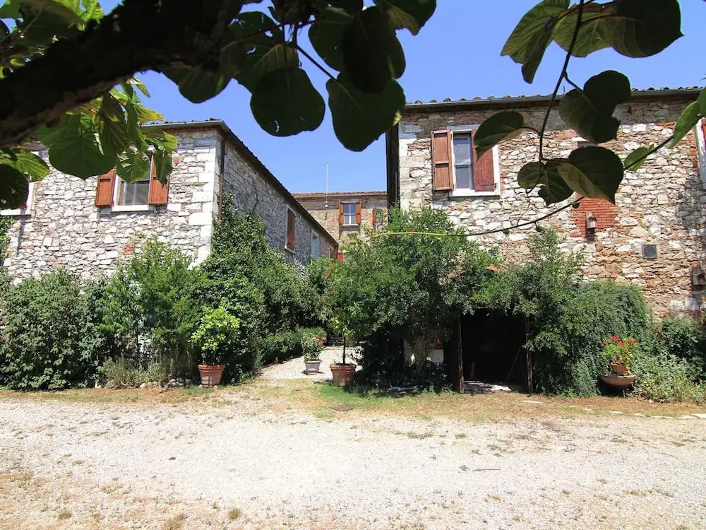 Farmhouse With Spacious Garden and Pool