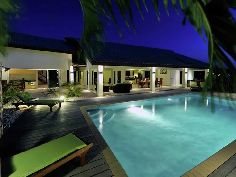 Modern Villa with Swimming Pool in Willemstad