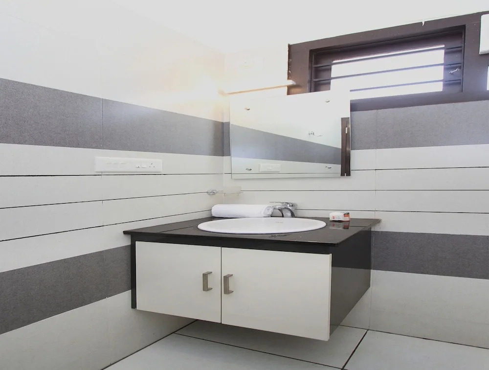 OYO 13915 Albis Ville