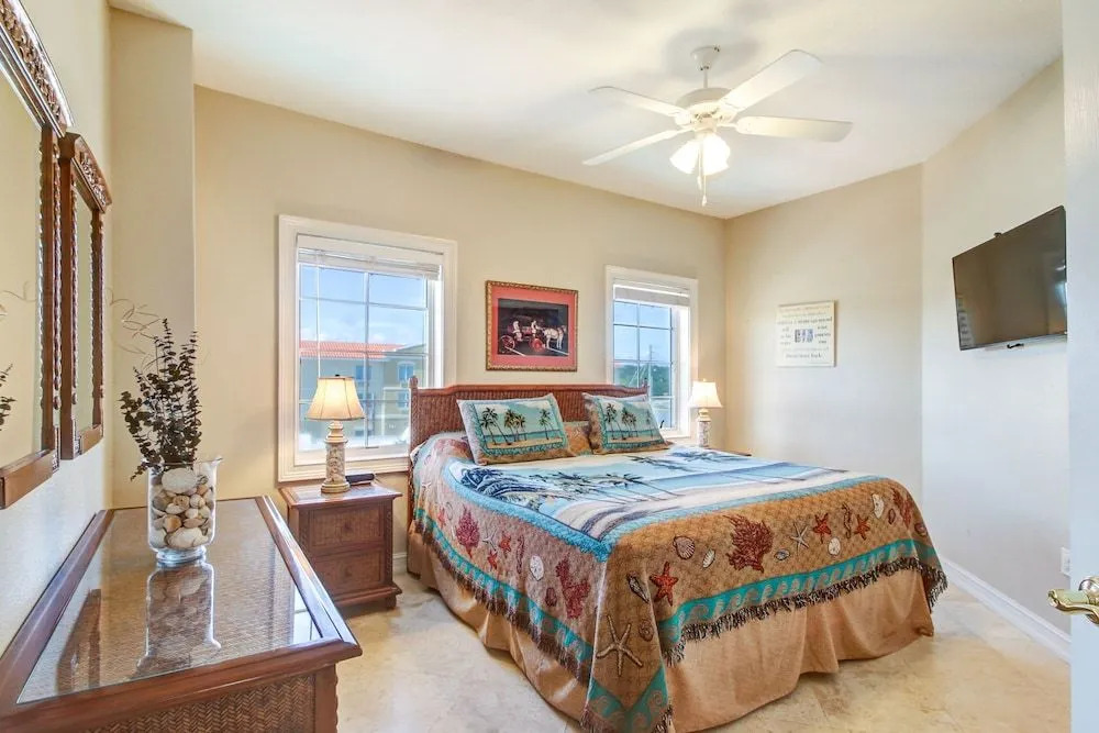 Deluxe Condo at Main Beach