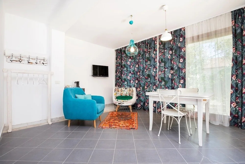 Room Alma 2
