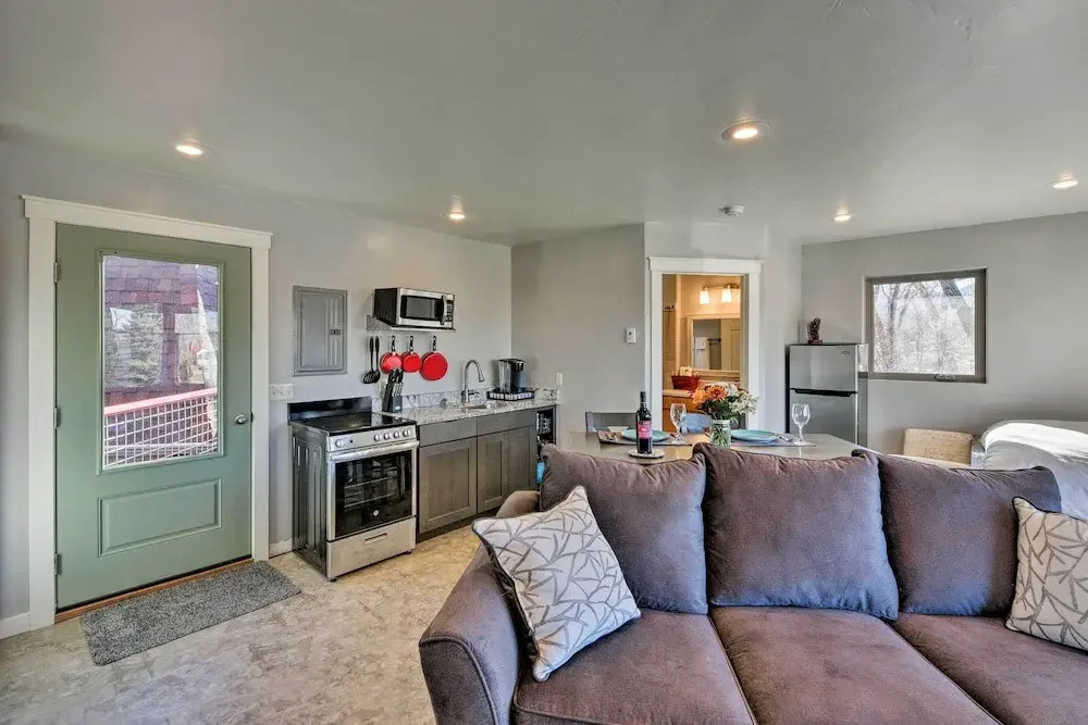 Cozy Mountain Studio By Main Street & Hot Springs!