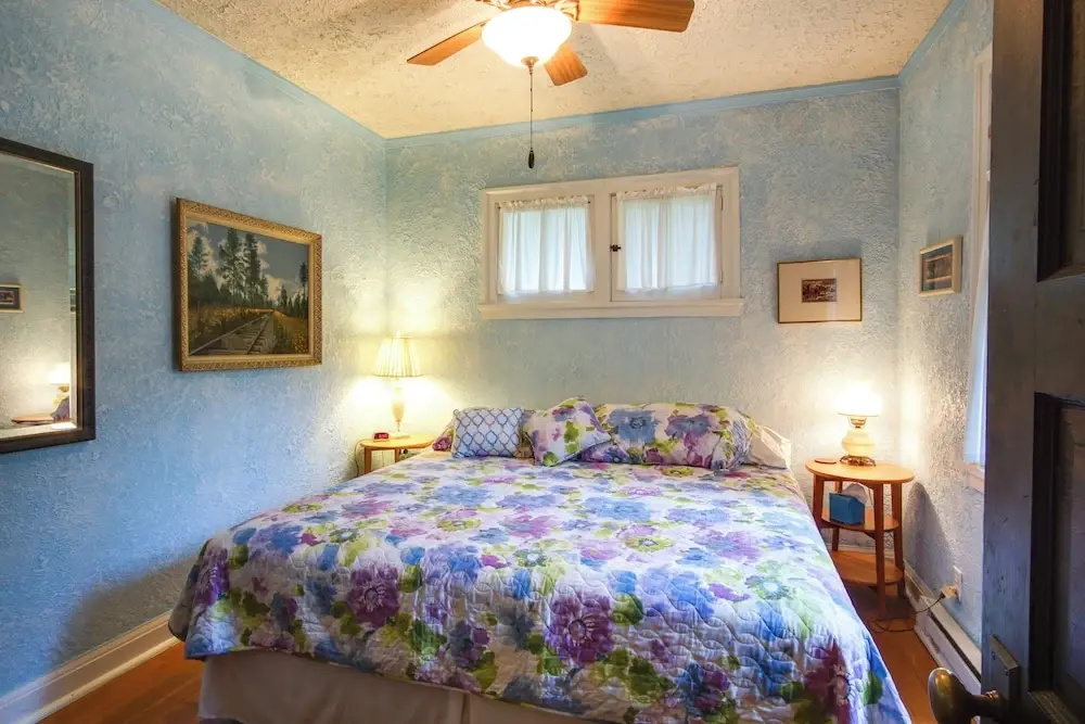 Harbert Cottage w/ Fire Pit: Half Mile to Beach!