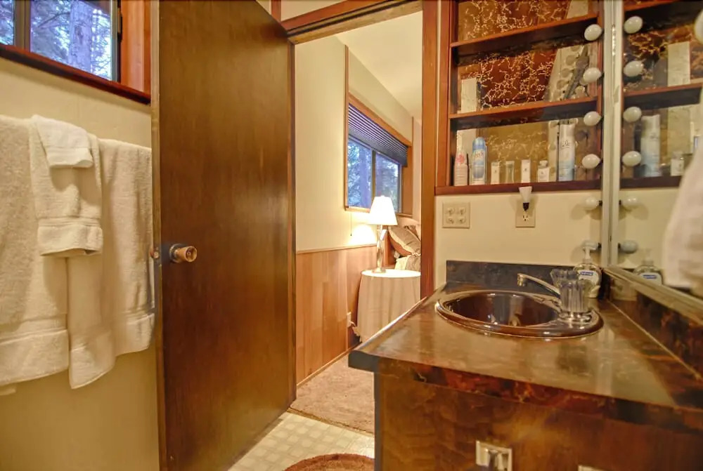 Cozy Cabin With Large Deck in Agate Bay! #149