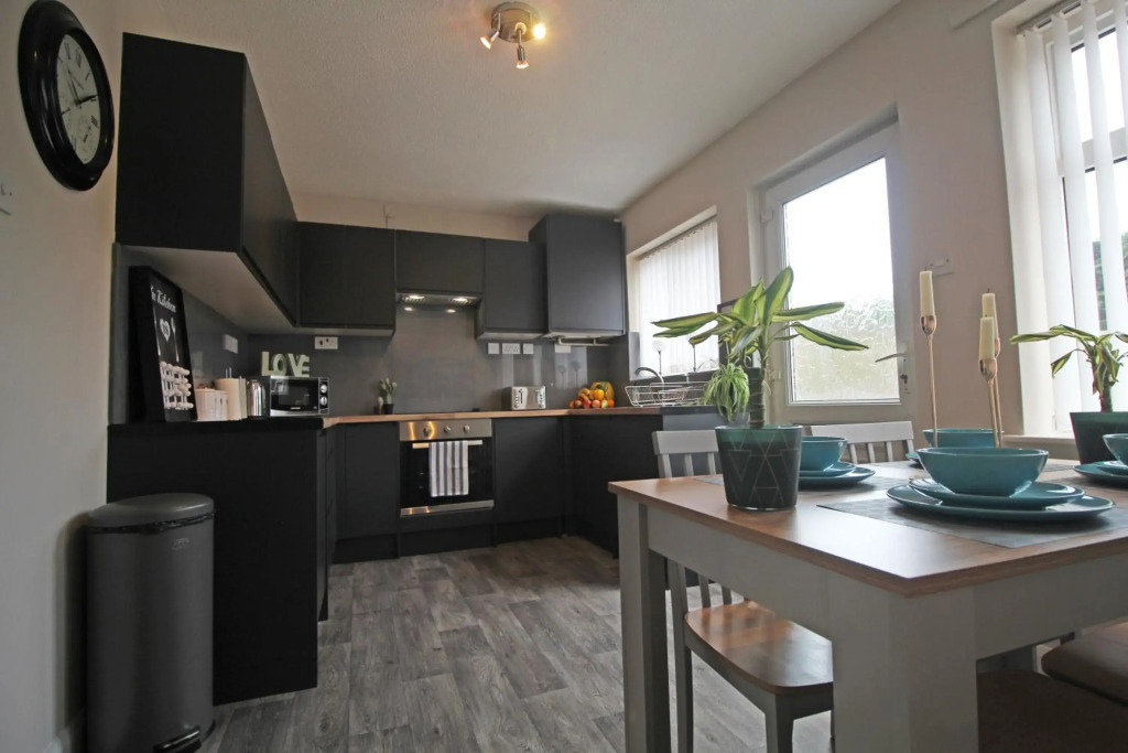 Recently Refurbished 3 Bedroom Home with Parking - Perfect for Longstays - Sleeps 8