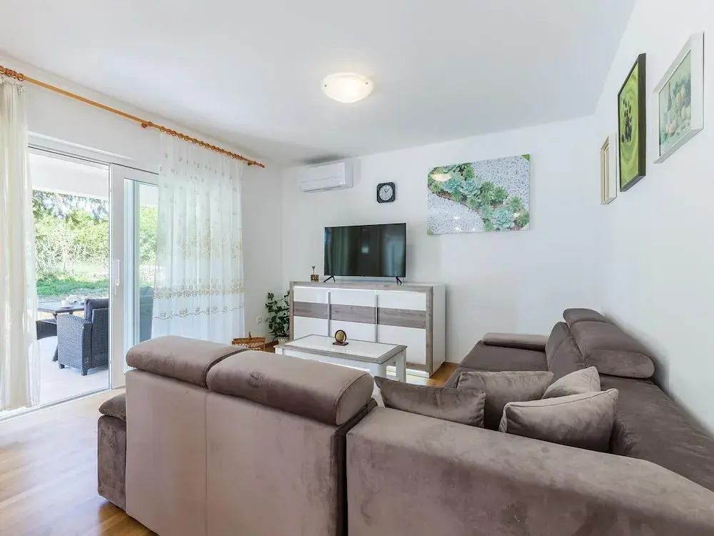Large Holiday Home With Swimming Pool