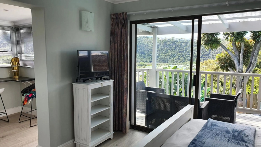 Modern Solar powered 1 bed studio apartment with amazing views