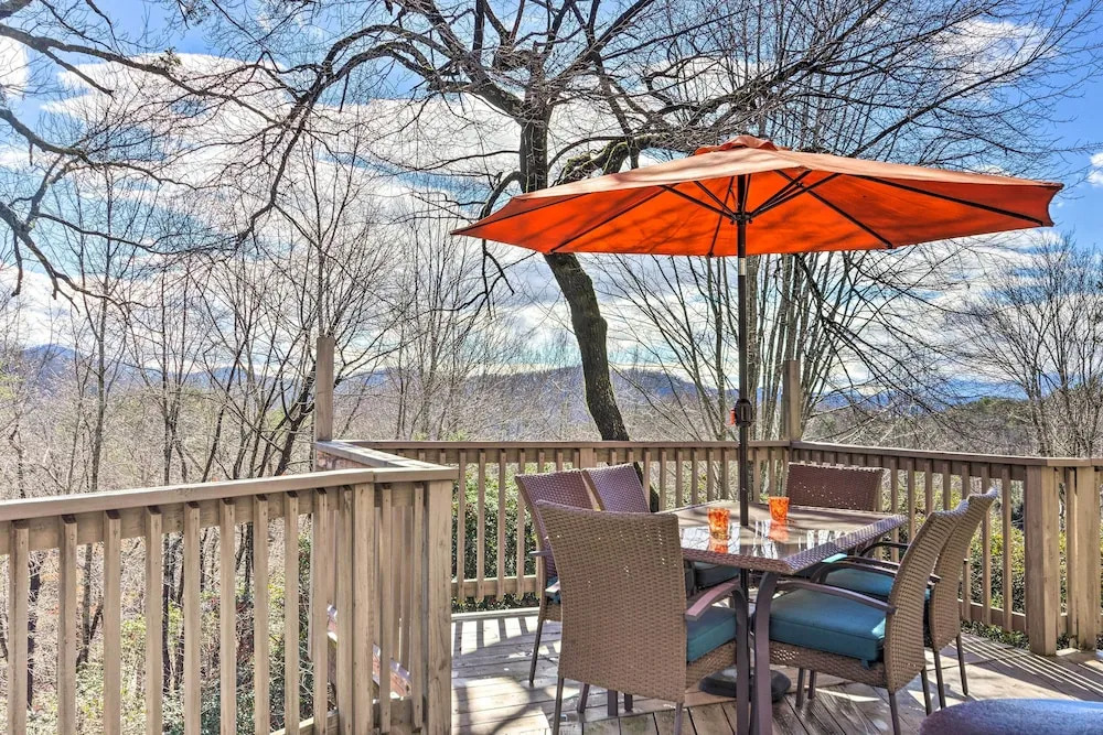 Luxe Rumbling Bald Home w/ Deck & Mountain View
