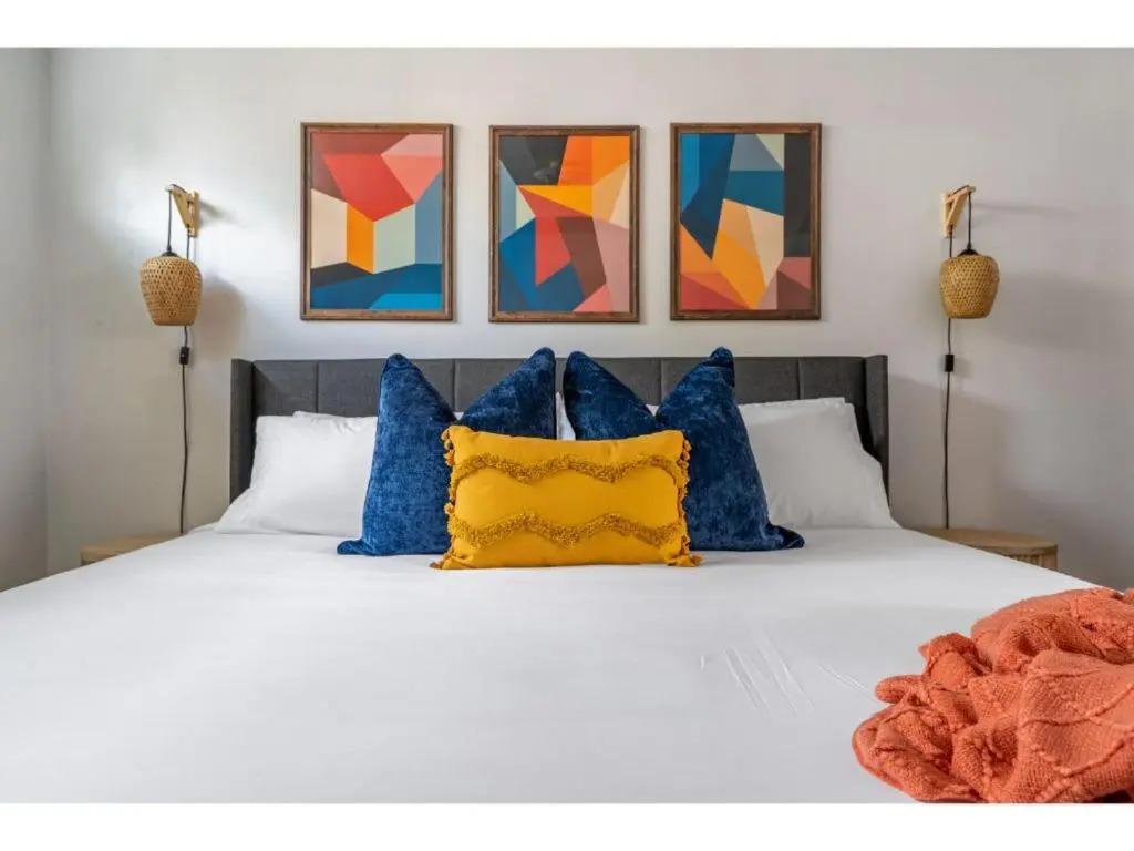 The Colour I 10 Minute To Royal Tyrrell I Sleeps 7
