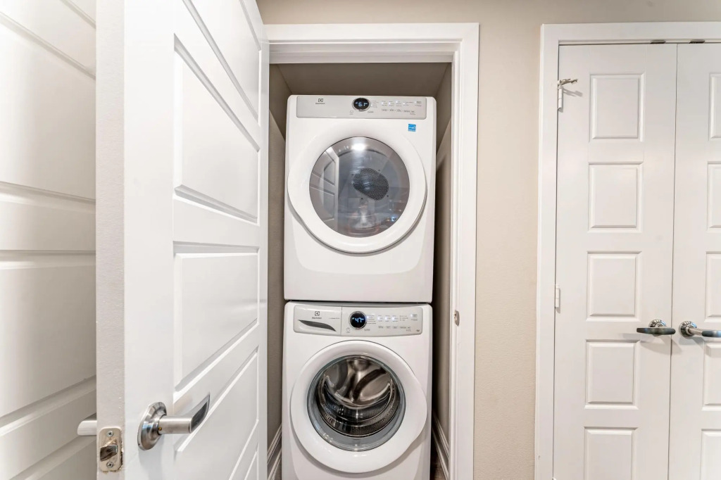 Top Floor Soco 2BR King Suite 8 Mins to Downtown