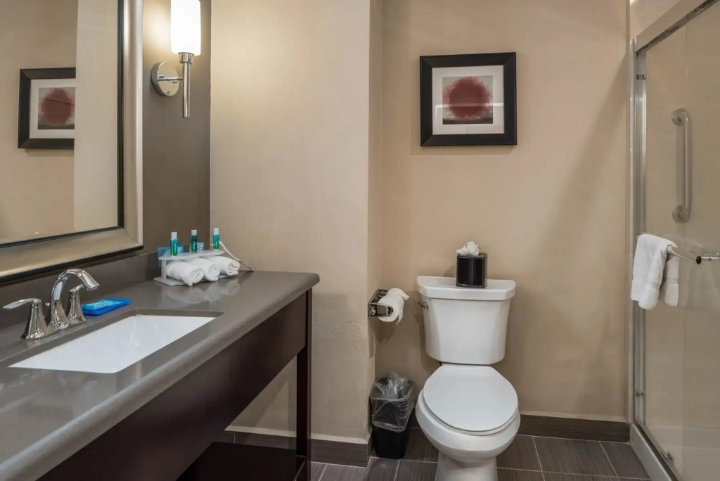 Holiday Inn Express & Suites Lantana by IHG
