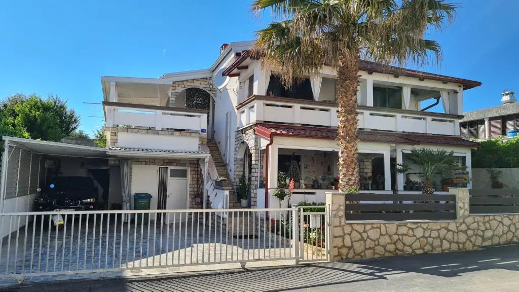 Apartment with a balcony and sea view - santek - AE1097