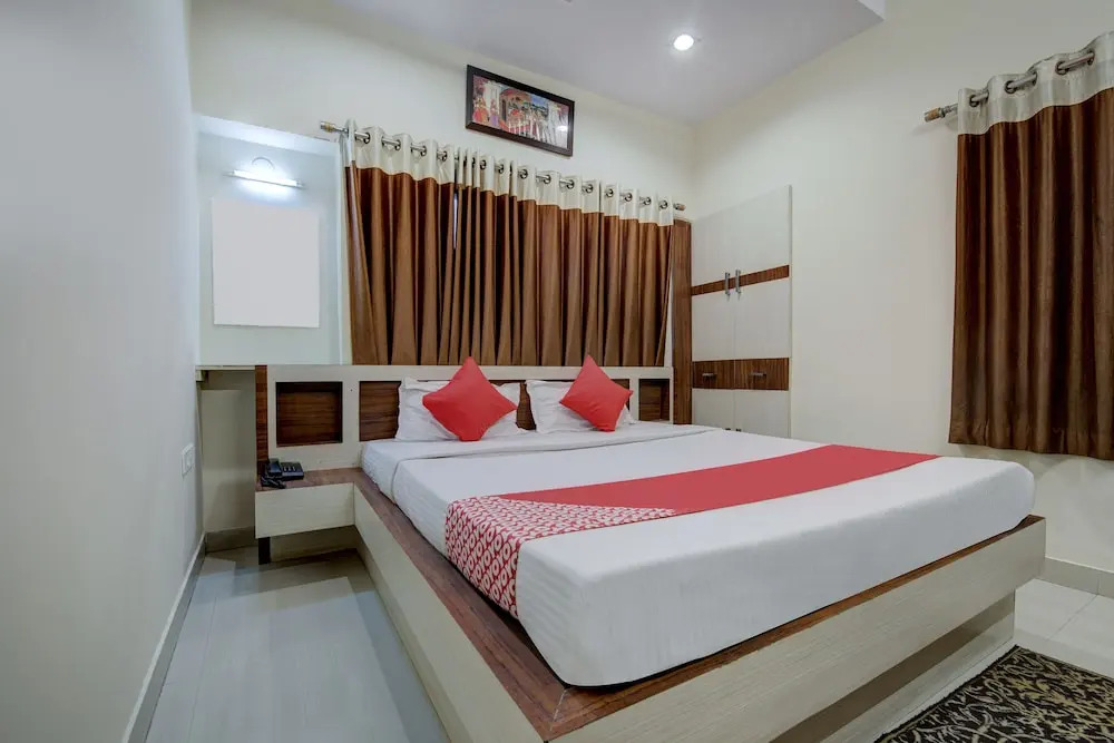 Oyo 19561 Hotel Blue Crystal