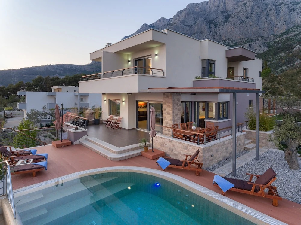Last Minute Offer,heated Infinity Pool,sea and Mountain View,