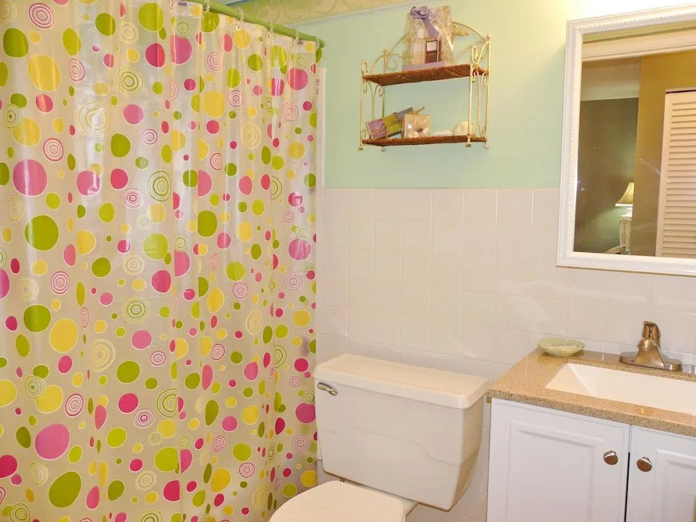 Idyllic Condo With Brief Walk to Beach and Restaurants