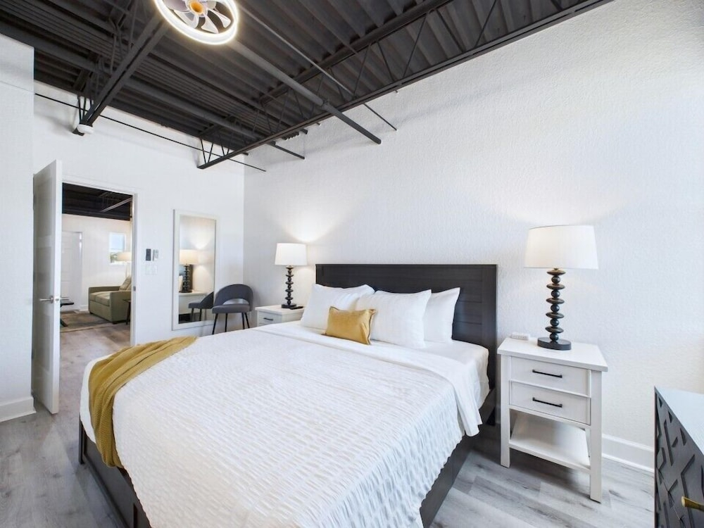 Loft Getaway Near Port Beach -unit 203