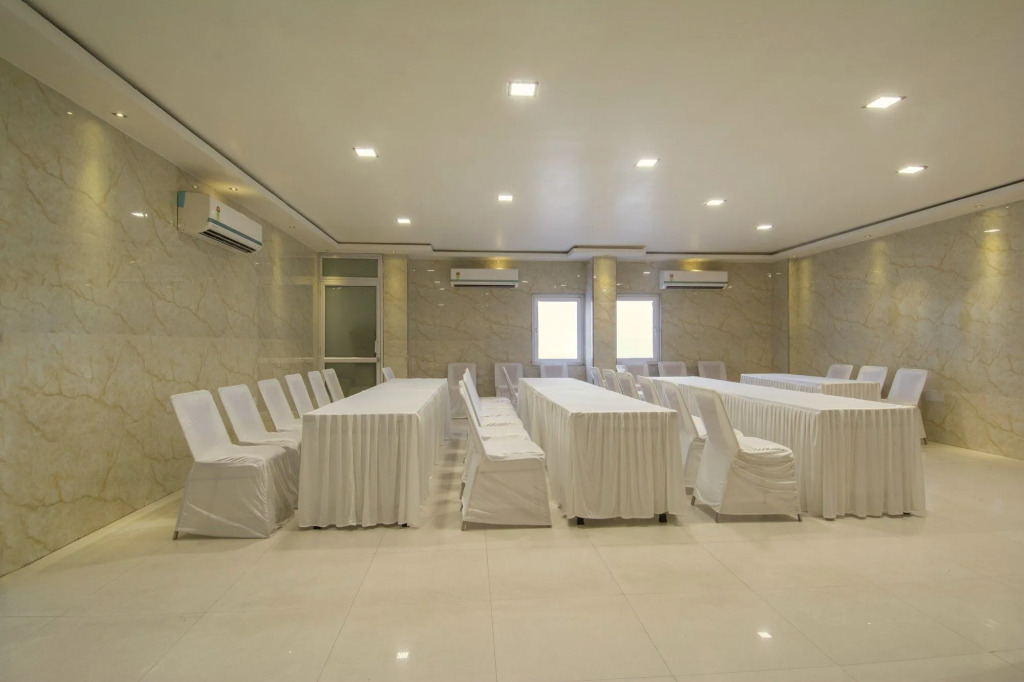 Hotel Metropolitan Near Sindhi Camp