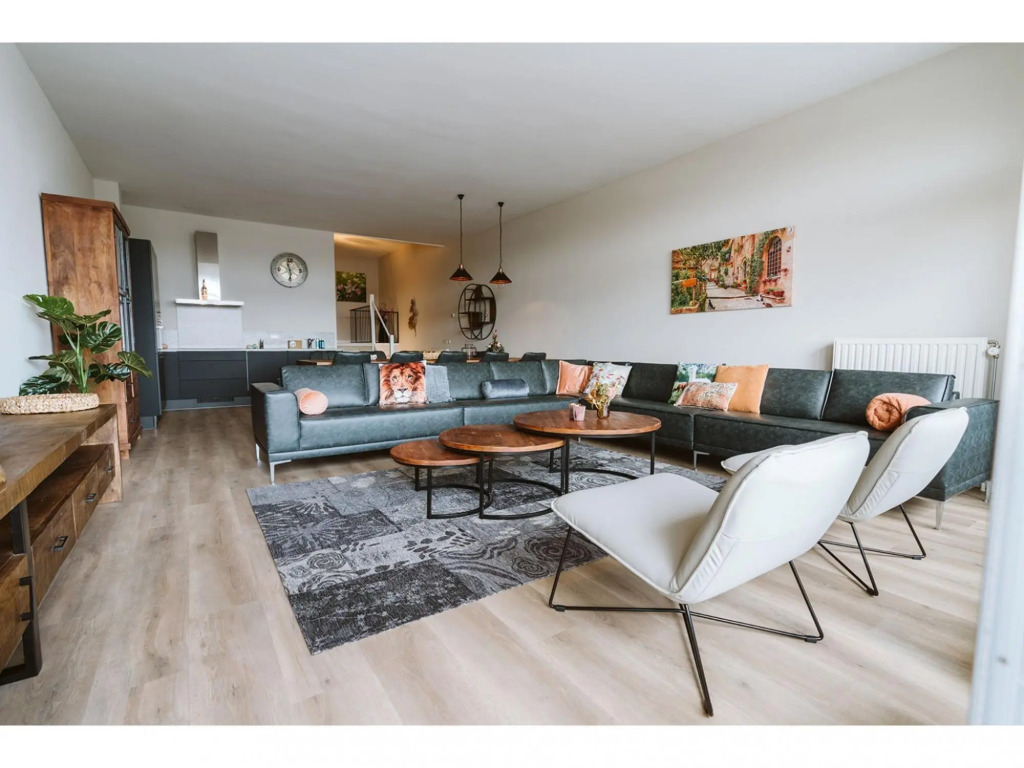 Luxury apartment overlooking the marina for 10 people