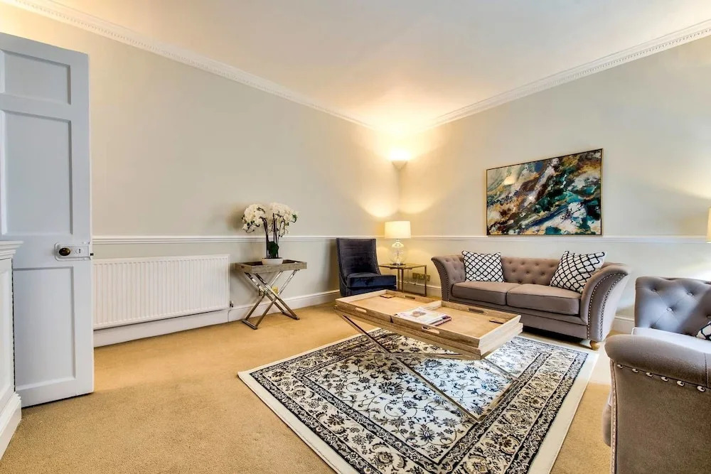 Quiet Mews House With Parking & Garden
