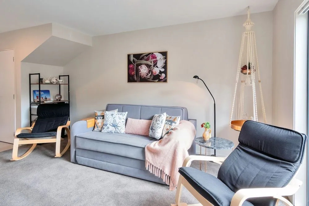 Beautifully Styled 2BR w 2 Carparks & Aircon
