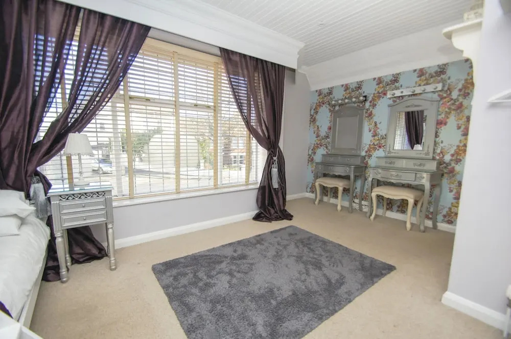 Little Paris - Parking - by Brighton Holiday Lets