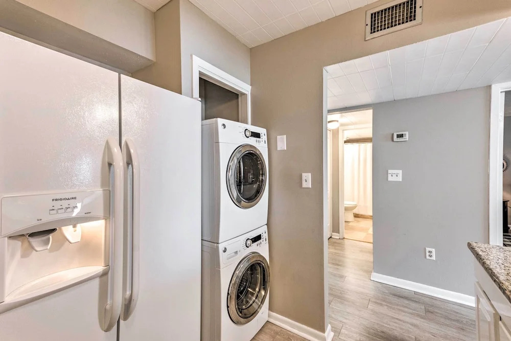 Sunny Destin Condo w/ Pool & Beach Access!