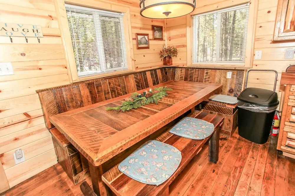 Knotty Knight- Walking distance to the lake as well as the Village