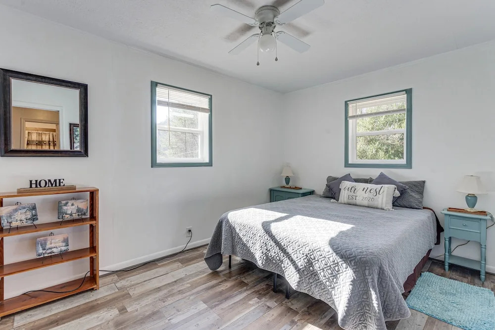 Lovely Smoky Mountain Cottage w/ Deck + Views!