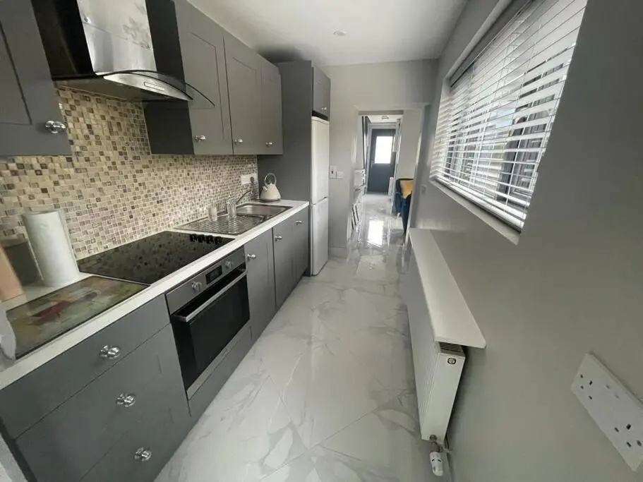 Modern 3 bed Townhouse newly refurbished free parking 10 mins walk to town centre , hospital and college. Wi-fi , Satellite TV, ideal rental for couples, families, professionals. Non smoking Premises