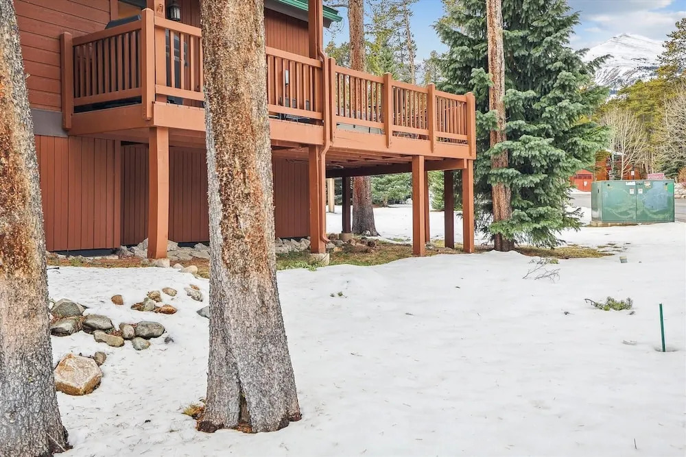 Ski Hill Chalet 3 Bedroom Home by RedAwning