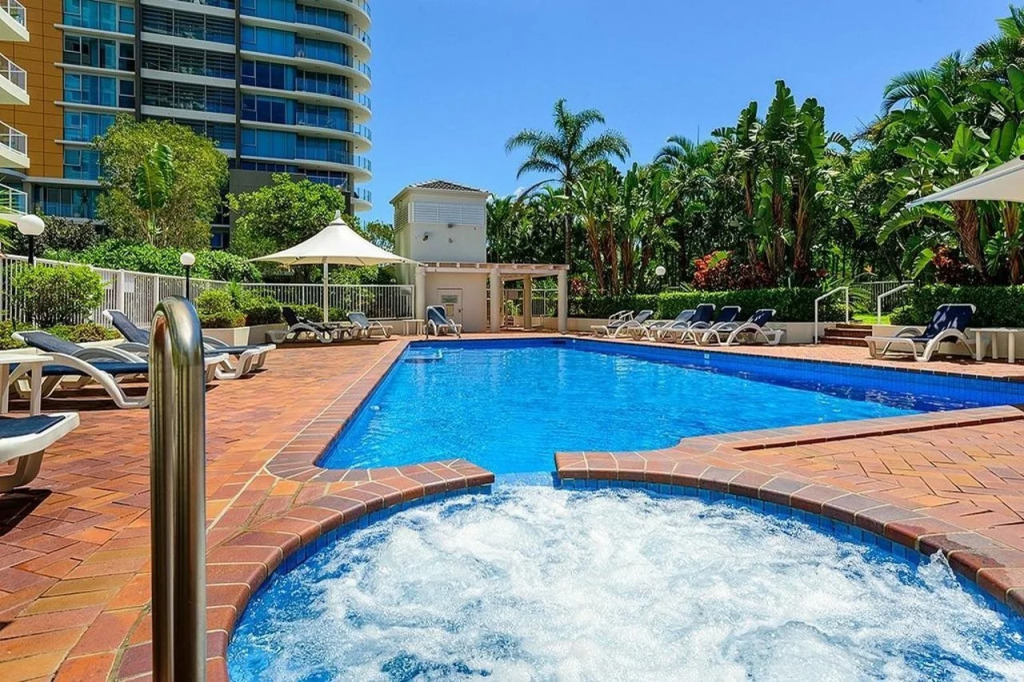 The Crest Apartments - Main Beach