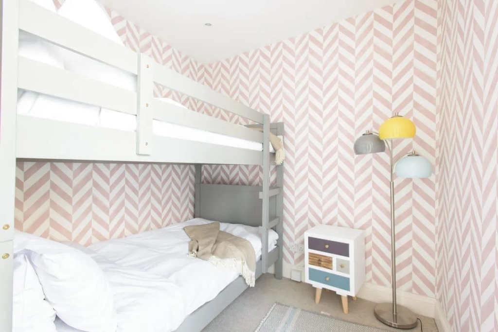 The Harrods Mews - Modern 4BDR Mews Home with Rooftop Terrace & Garage