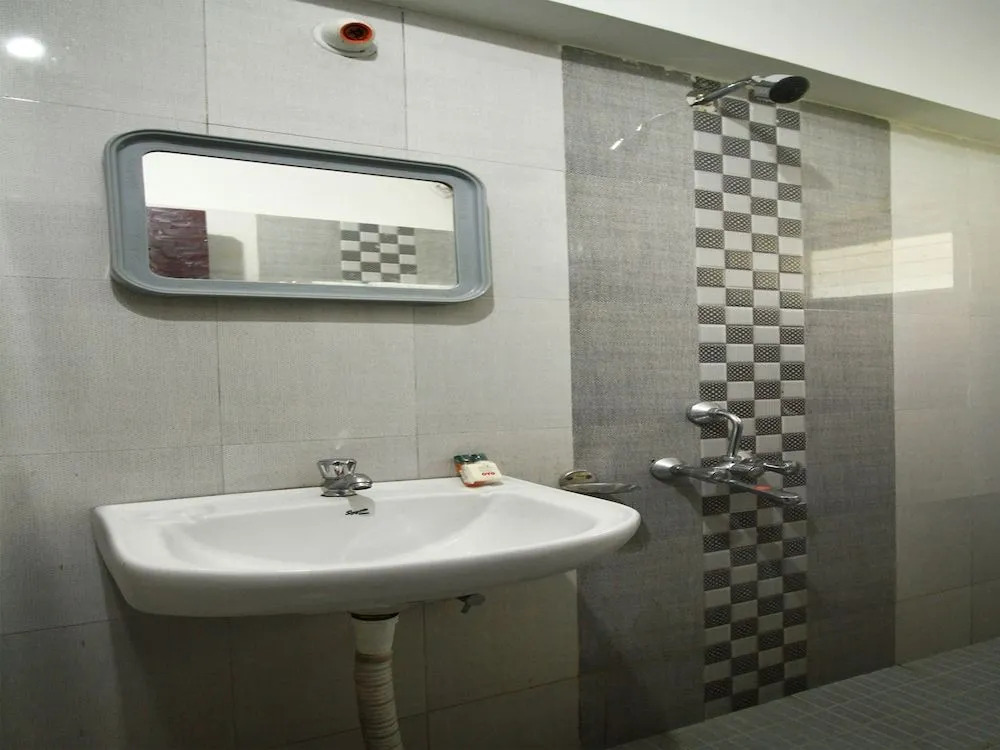OYO 15479 Vista Suites Kalatty