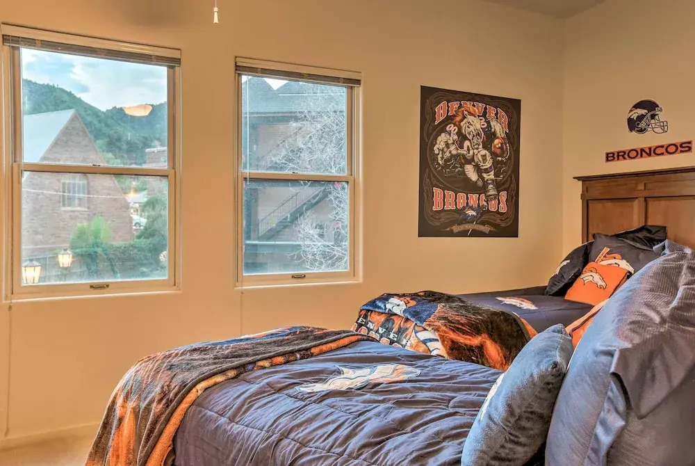 Downtown Manitou Springs Home: Tranquil Creek View
