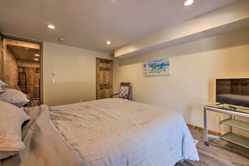 Large Deck + Resort Amenities: Lake Ariel Retreat