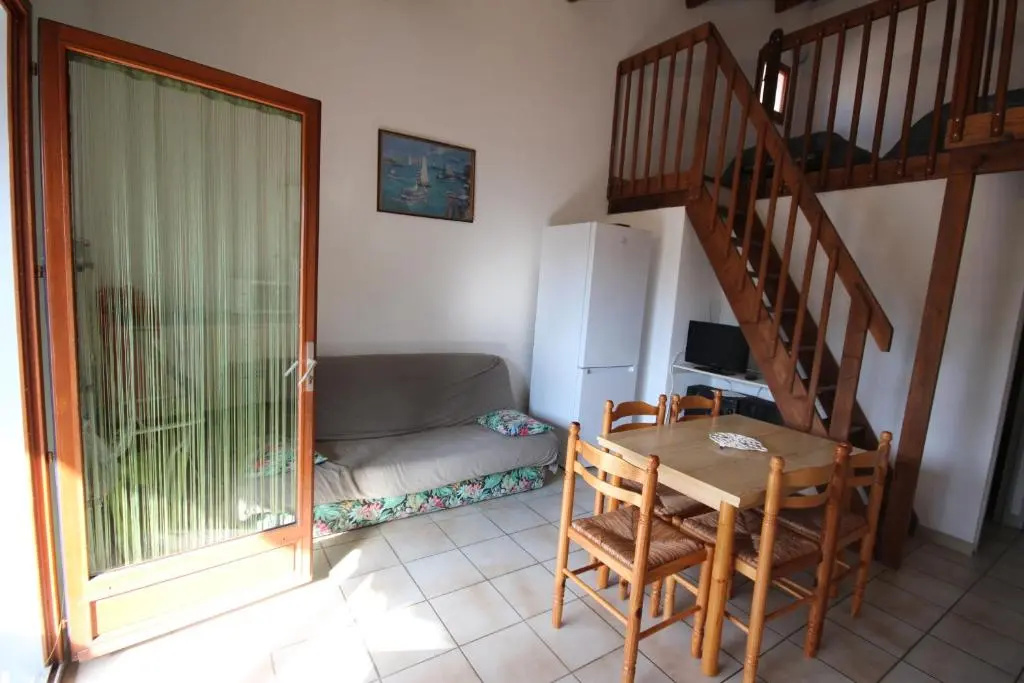 Jolie villa dangle pour 5 couchages, clim sejour, terrasse, parking dans residence securisee piscine commune 400m de la mer LRJP16