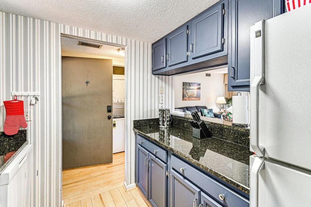 Lakeview Condo w/ Resort Pool: 2 Miles to Golf!