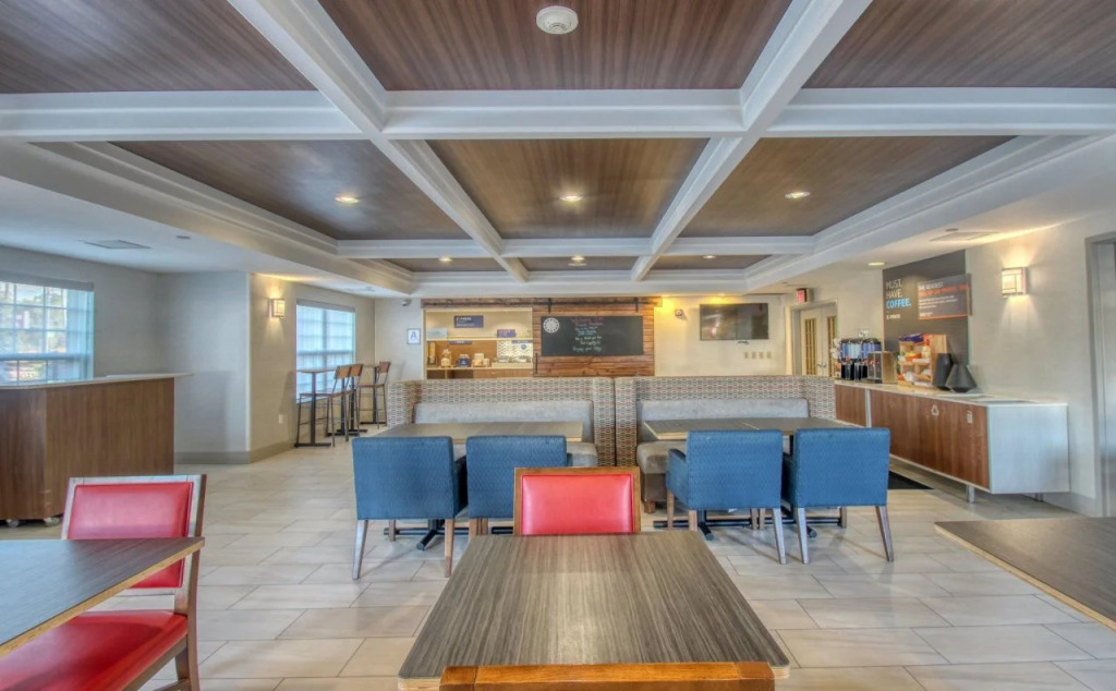 Holiday Inn Express Hotel & Suites Milwaukee Airport, an IHG Hotel