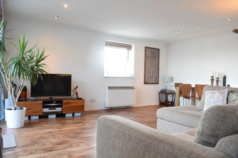 2 Bedroom Apartment With River Views Near Canary Wharf and City