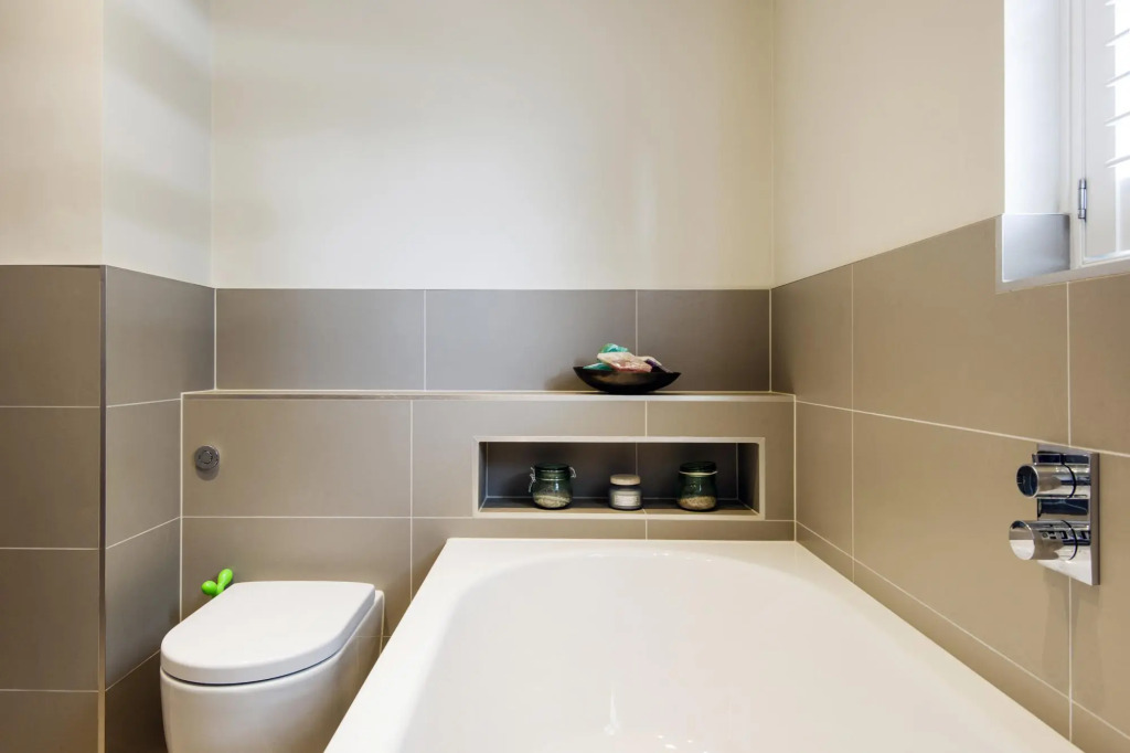 Exquisite East Acton Home Close to Shepherds Bush by Underthedoormat