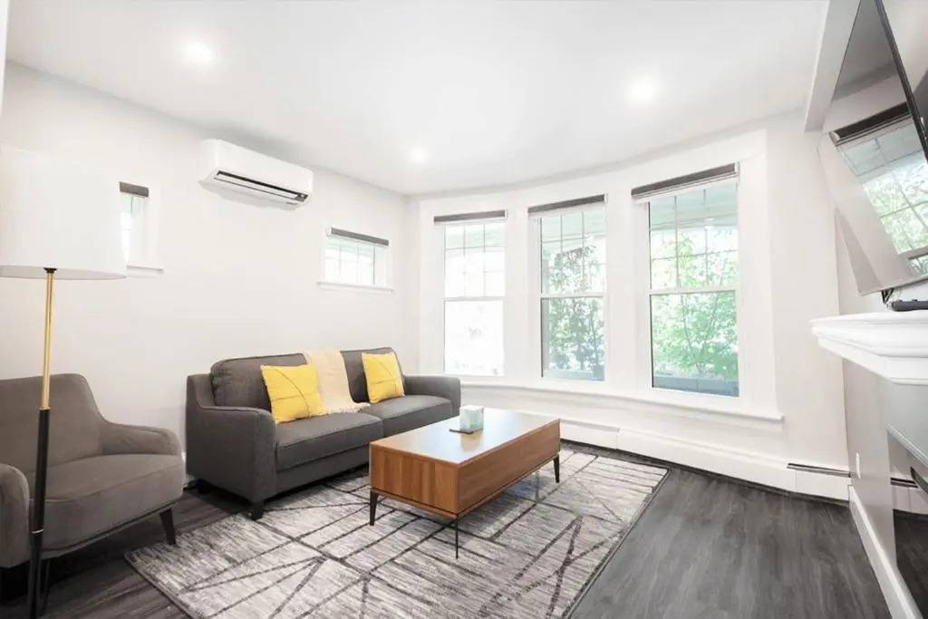 Unique 3BR 2bath Quadplex Free Parking Laundry