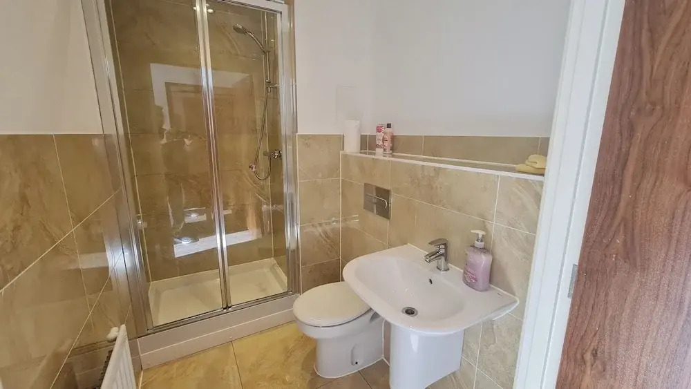 Barking 2 Bed Apt With Parking & Good Travel Links