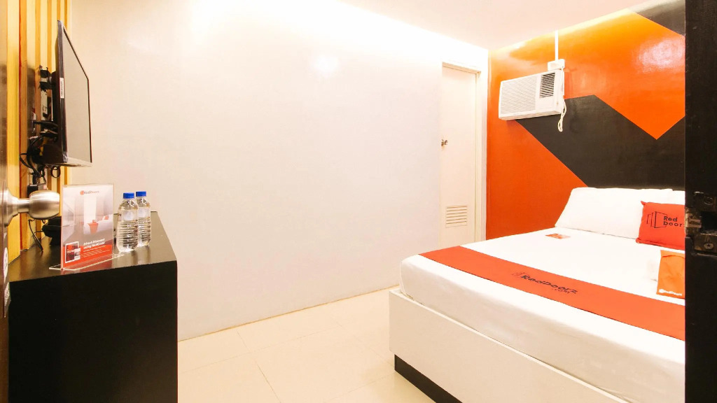RedDoorz @ Walk Inn Hotel
