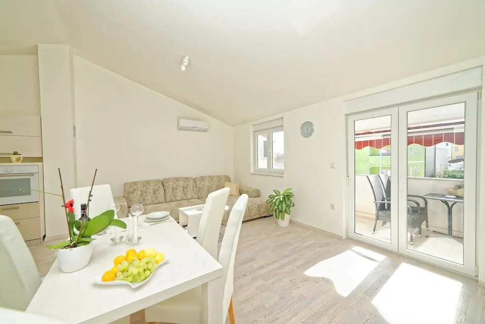 Apartment Hennion / Two Bedrooms A1 Leona