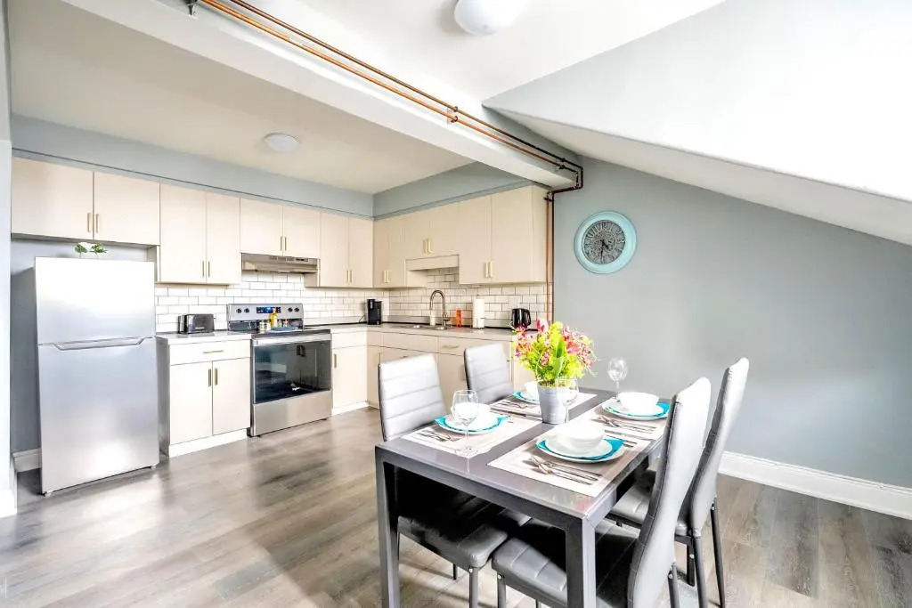 Charming 2BR Apartment - Downtown Hamilton