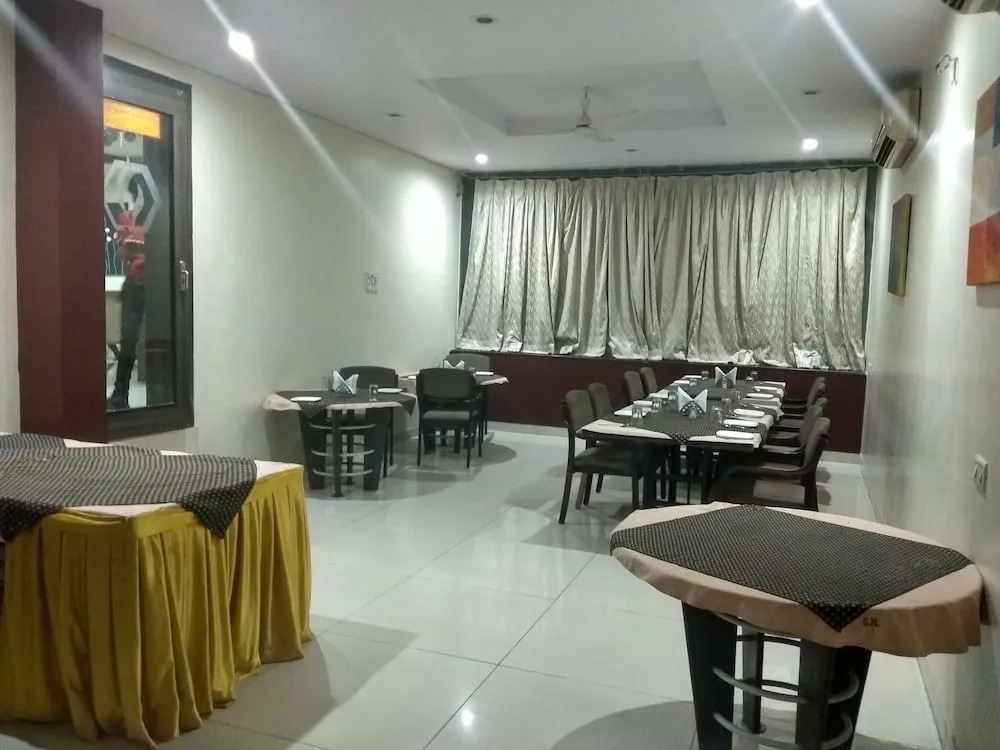 JK Rooms 121 Hotel Shaheen International
