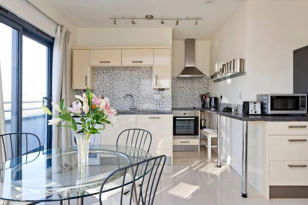 Bright 2 bed Flat With Terrace, 4 Mins From Tube